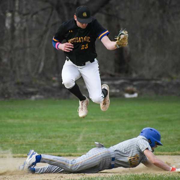 Housy baseball beats Gilbert, 7-2