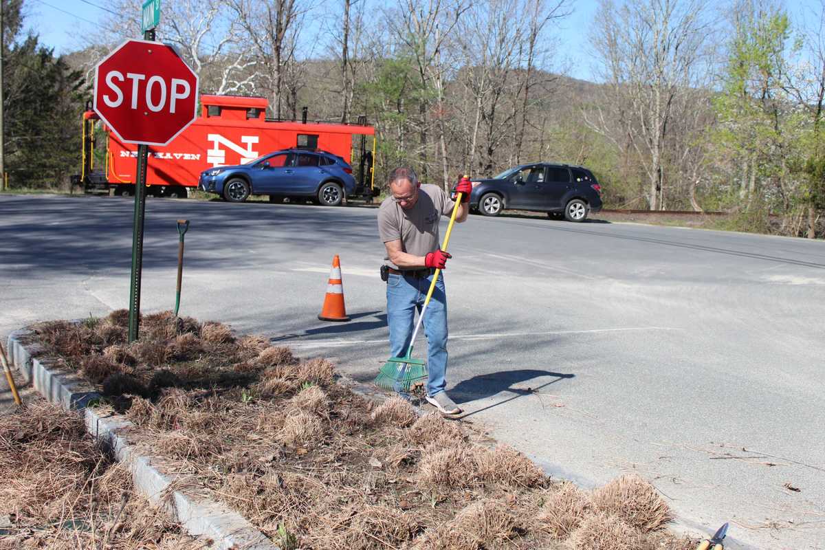 Falls Village volunteers clean up for Earth Day