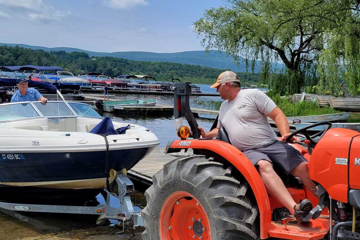 Twin Lakes group continues battle against invasive hydrilla despite delay in federal funding