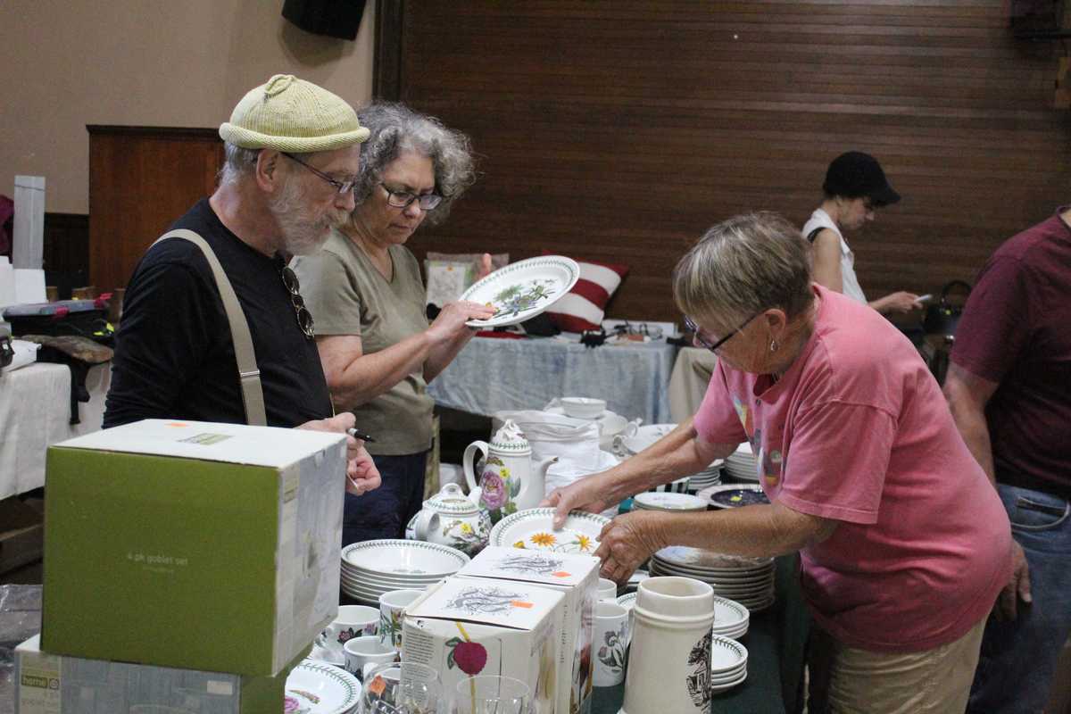 Library tag sale draws crowds to Falls Village