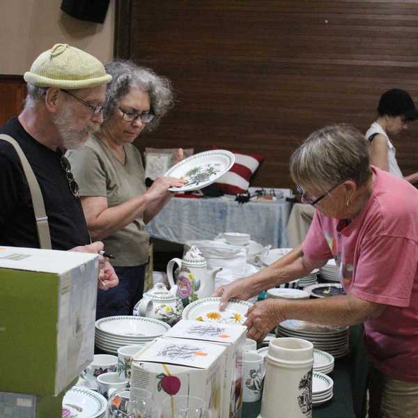 Library tag sale draws crowds to Falls Village