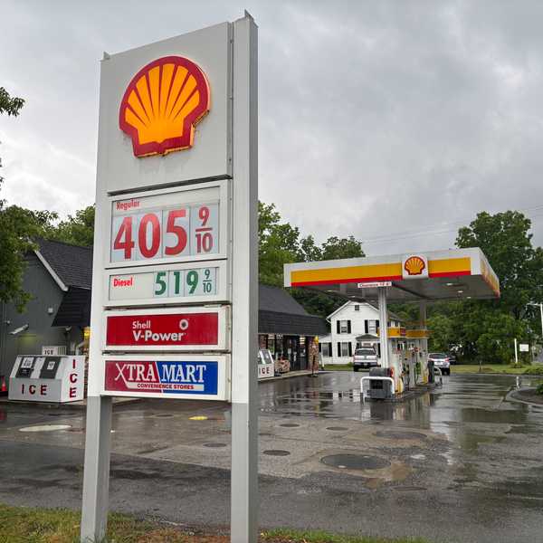 Connecticut gas prices drop again