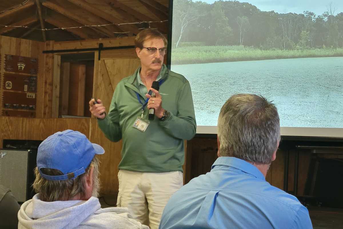East Twin Lake
finds new hope
as hydrilla fades