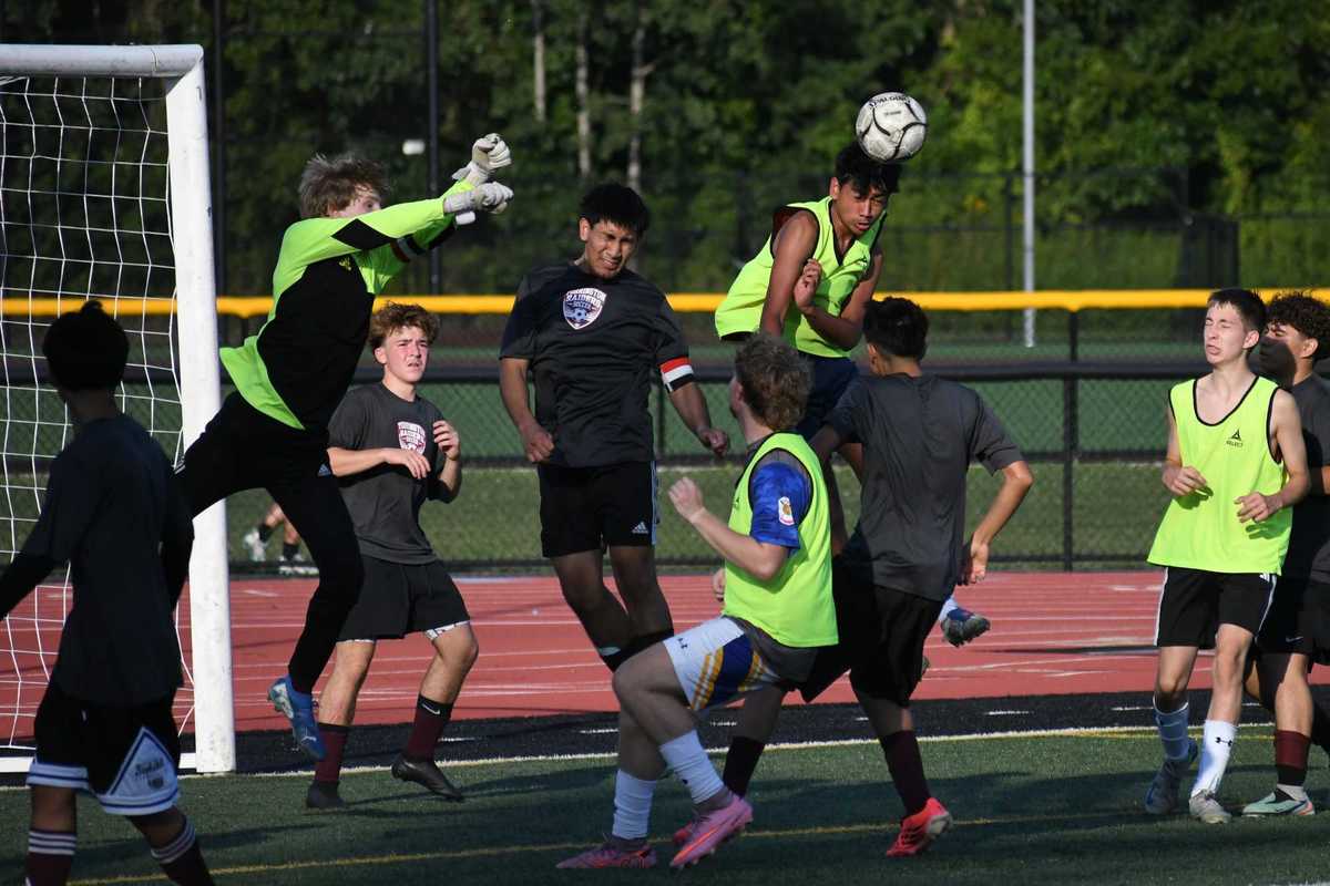 Gustavo Portillo heads the soccer ball