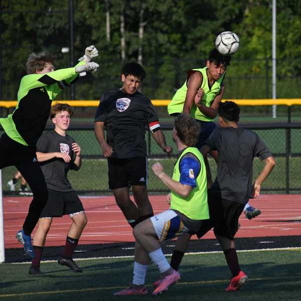 Gustavo Portillo heads the soccer ball
