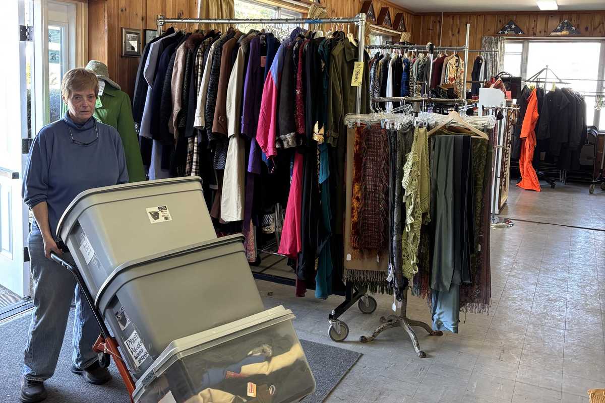 Sharon thrift shop begins move to new location