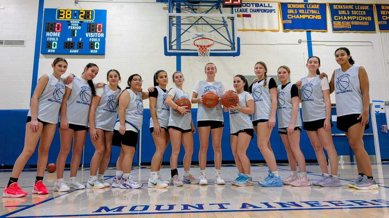 Mountaineers lace up for varsity basketball