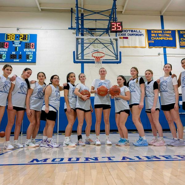 Mountaineers lace up for varsity basketball