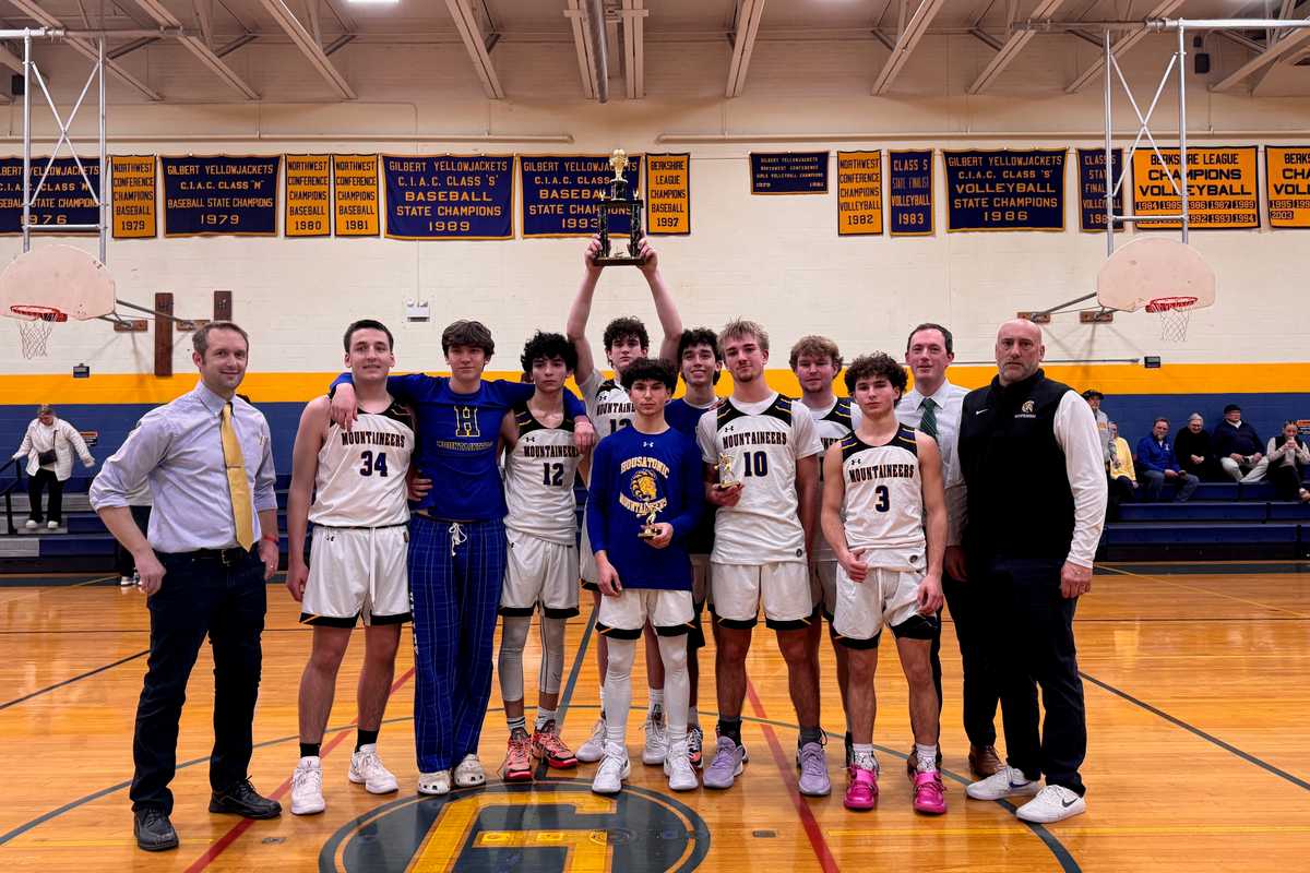 Housy boys win Holiday Tournament