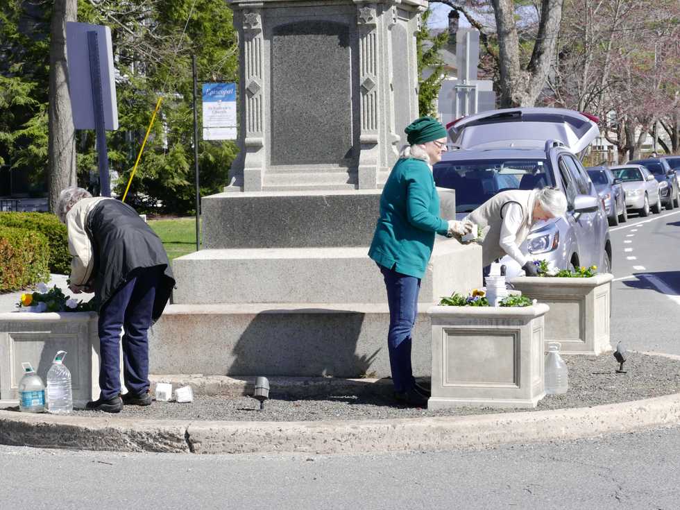 Volunteers return to beautify town centers