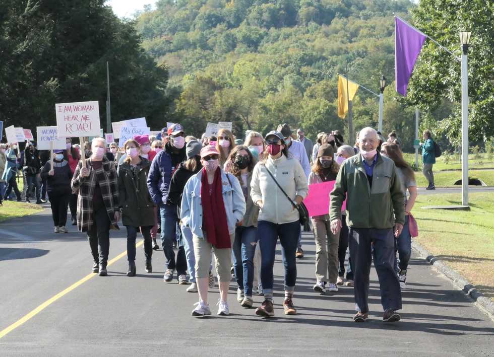 Crowds march in favor of reproductive rights