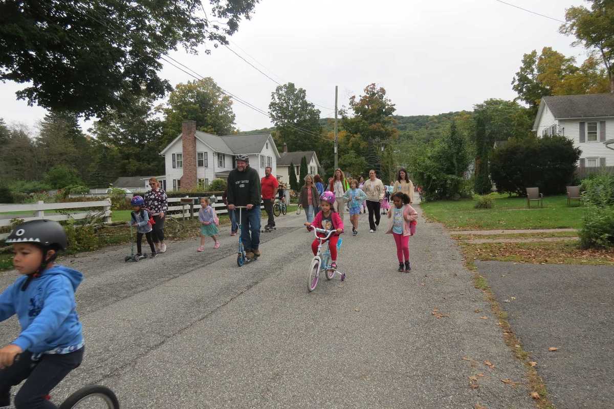 Kent students walk, bike and roll to school