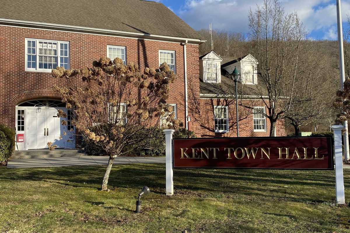 Kent town meeting reviews capital plan, approves agenda items