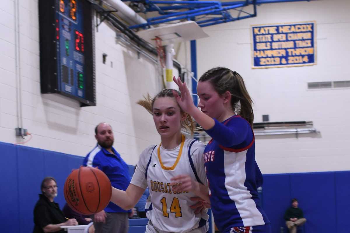 Housy squeaks past Nonnewaug in quarterfinal clash