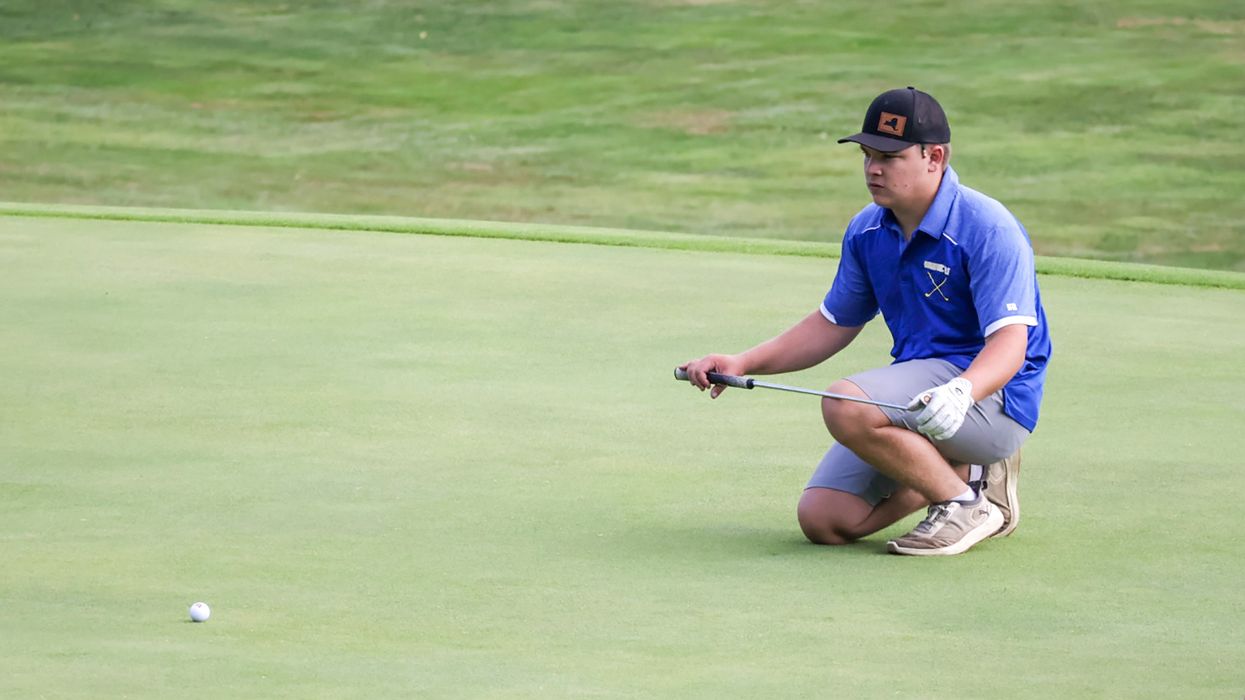 Housationic varsity golf tees off