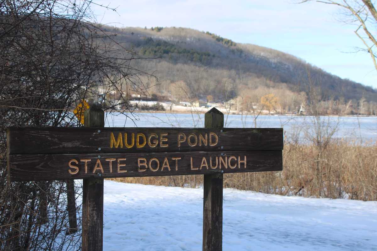 DEEP visits Mudge Pond
to discuss hydrilla prevention