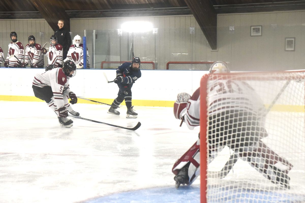 Kent School ice hockey falls to Loomis Chaffee 7-4