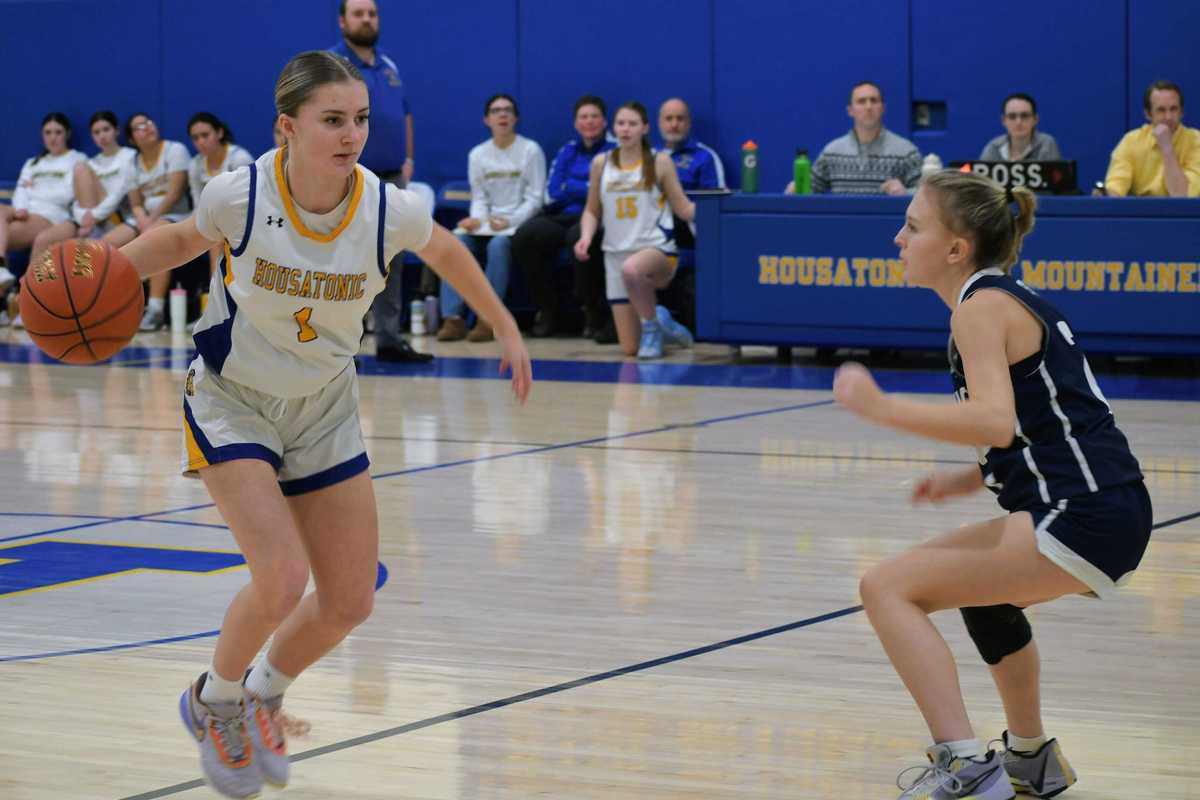 Housatonic presents winter sports awards