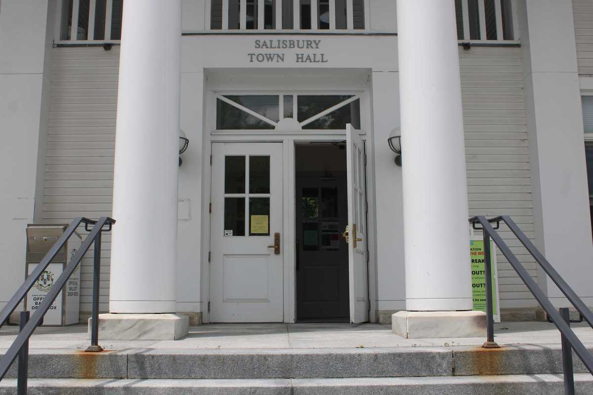 Salisbury keeps current telecom tower rules in place to preserve local input