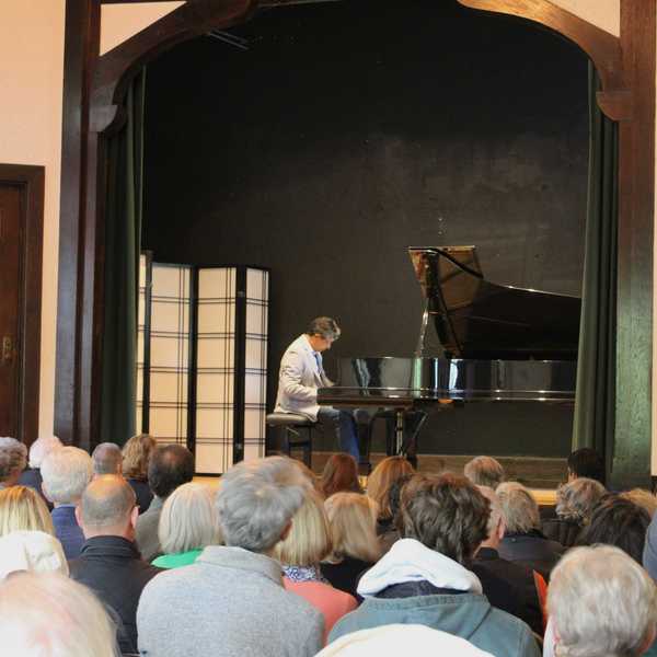 Silvano Monasterios wows packed Cornwall Town Hall audience