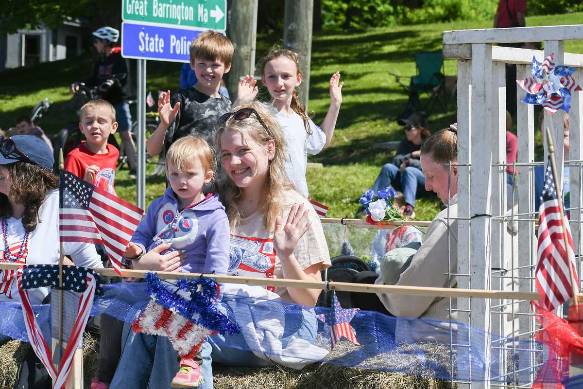 North Canaan gathers in gratitude