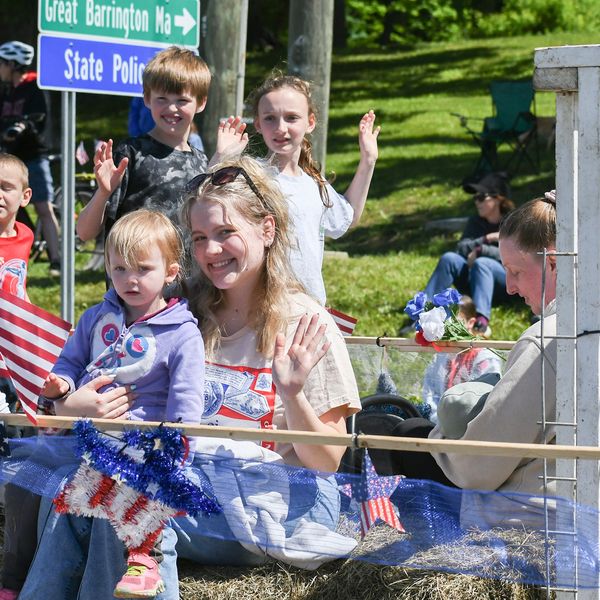 North Canaan gathers in gratitude