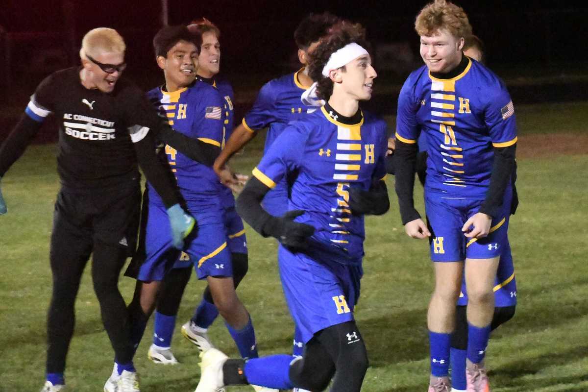 Boys soccer beats Lakeview