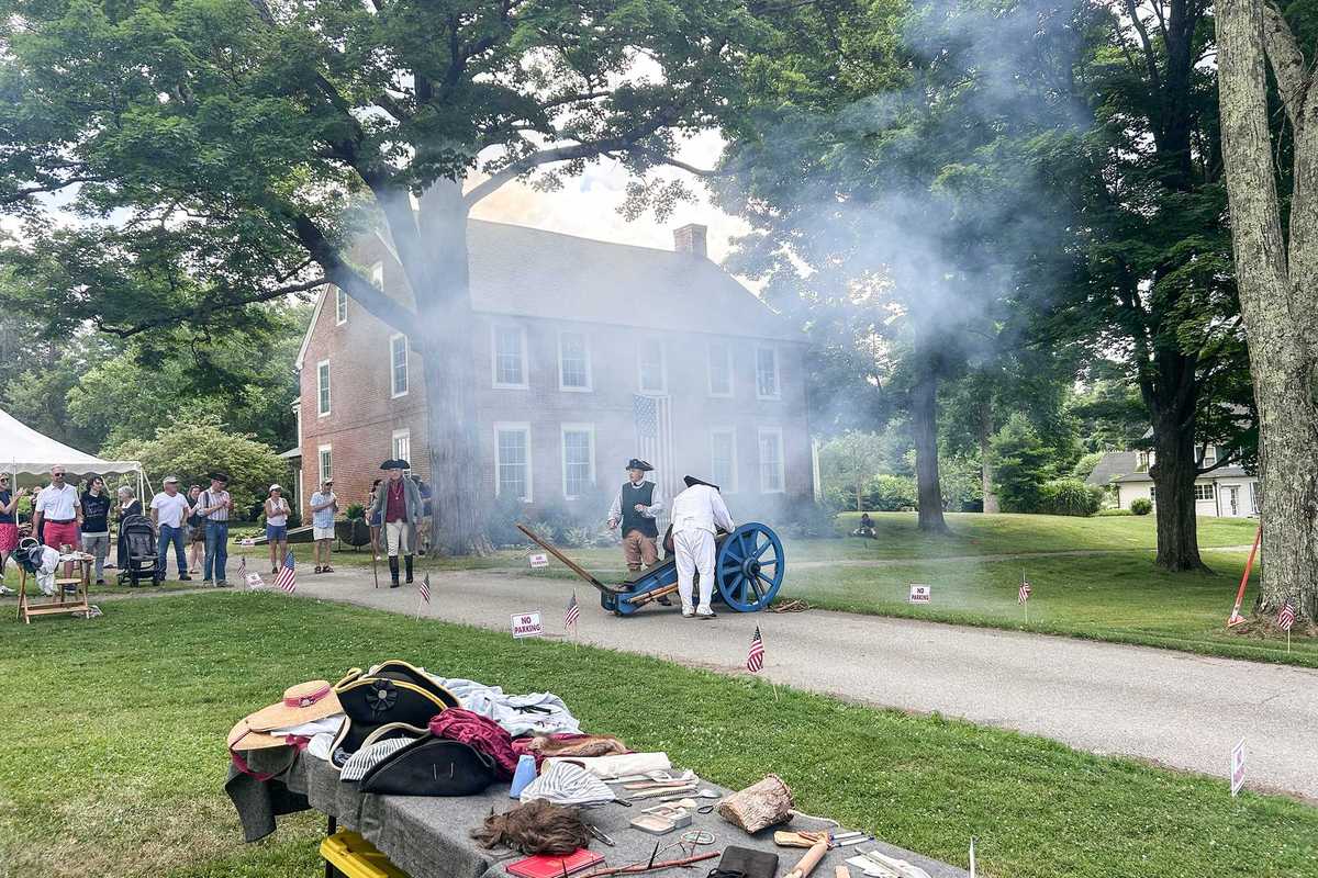 Sharon marks Independence Day with Declaration reading, reenactors