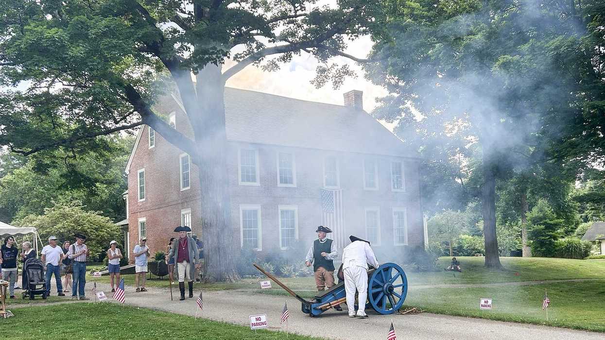 Sharon marks Independence Day with Declaration reading, reenactors