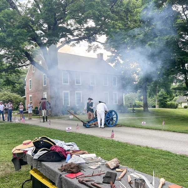 Sharon marks Independence Day with Declaration reading, reenactors