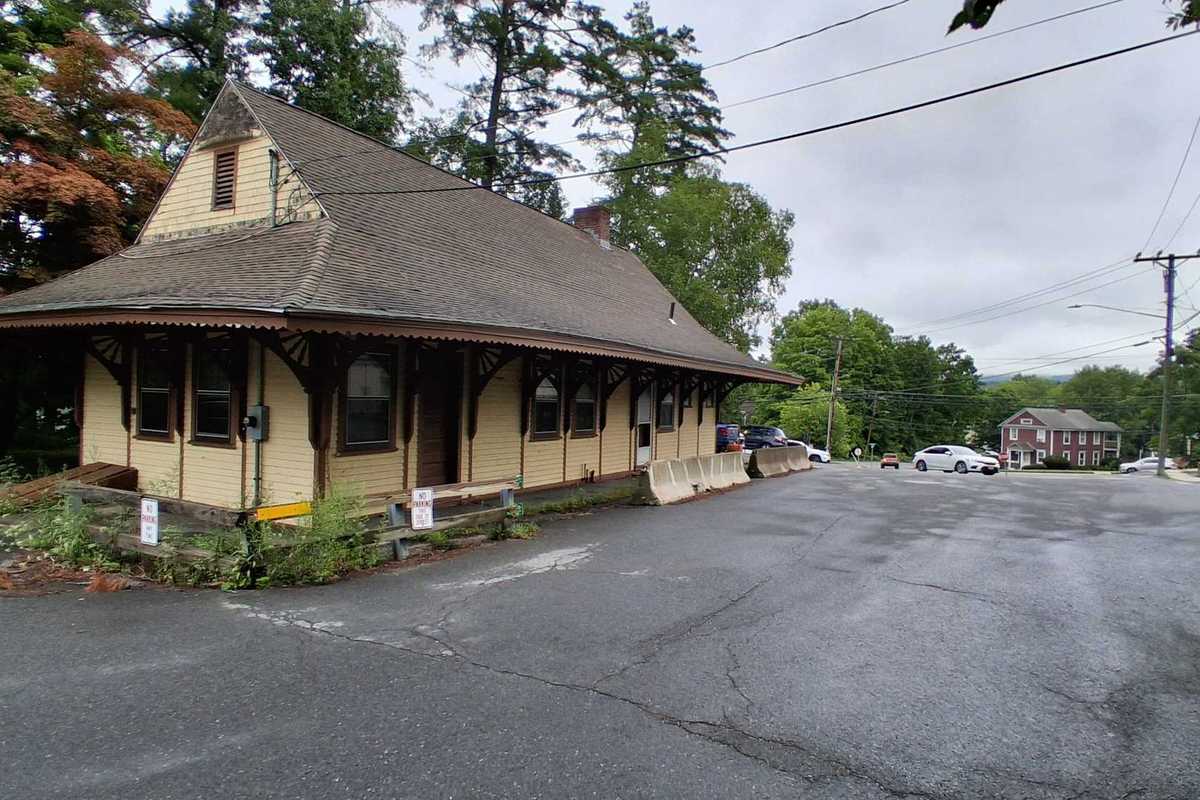 Finance board backs $611,000 Lakeville Train Station move